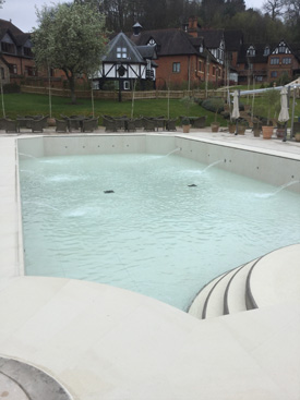When the outdoor pool of a 5-star hotel and spa needed refurbishing, architect Monia Allegretti, of Archinterio, turned to Kerakoll for an effective tiling solution.